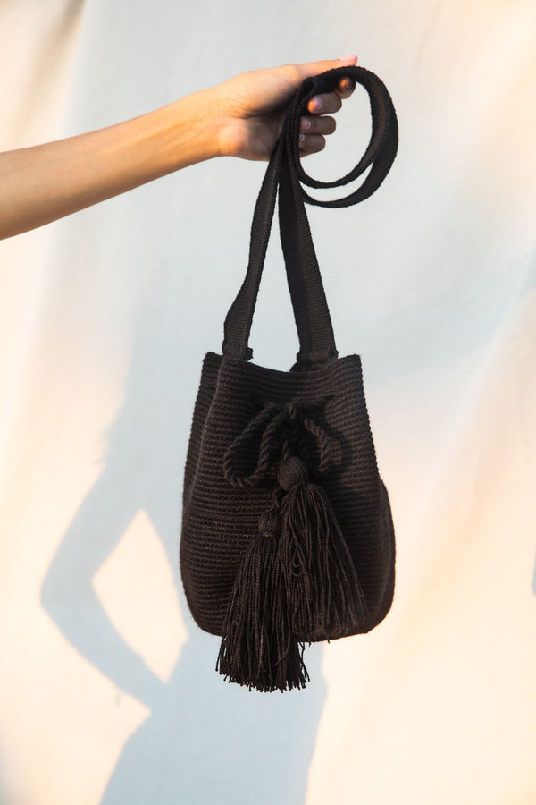 Bolso Wayuu negro hecho a mano/ Handmade